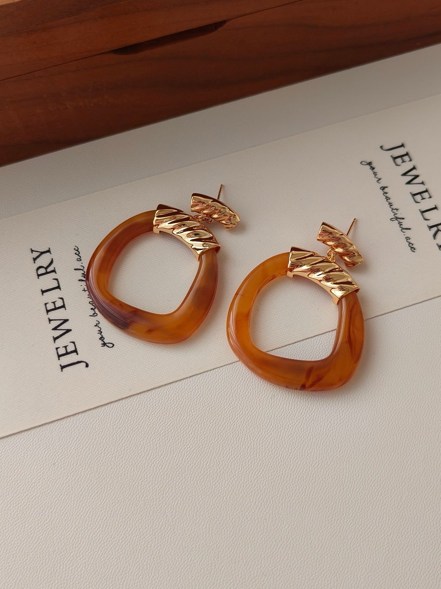 these drop earrings has a warm caramel color, the irregular shape design adds a touch of liveliness, remind you of the memorable autumn