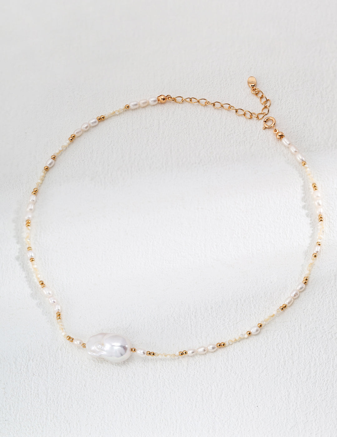 this short necklace has a charming baroque pearl in the middle, and the chain is made of small natural pearls and vintage gold beads. perfect for wear solo and layering.