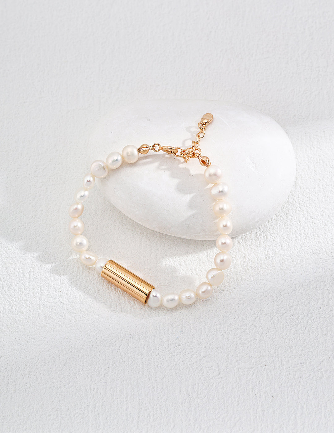 6mm size pearl beads bracelet with a vintage gold bar in the middle