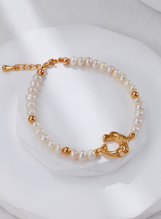 the bead bracelet is made of natural pearls, with a sea wave designed ring in the middle, showing the delicate taste of you